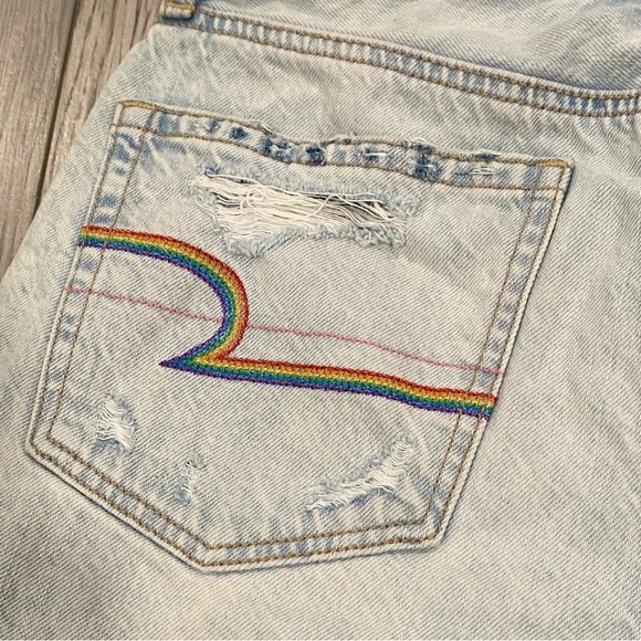 American Eagle Mom Jean Shorts Women's 2 Light Wash Hi Rise Rainbow Embroidery - Picture 5 of 15